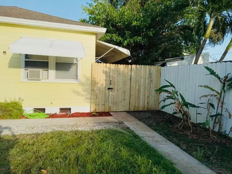 5 Min To Beach Large Living Room Fenced Backyard Bbq Firepit Driveway Boat Parking Lake Worth Beach Kültér fotó